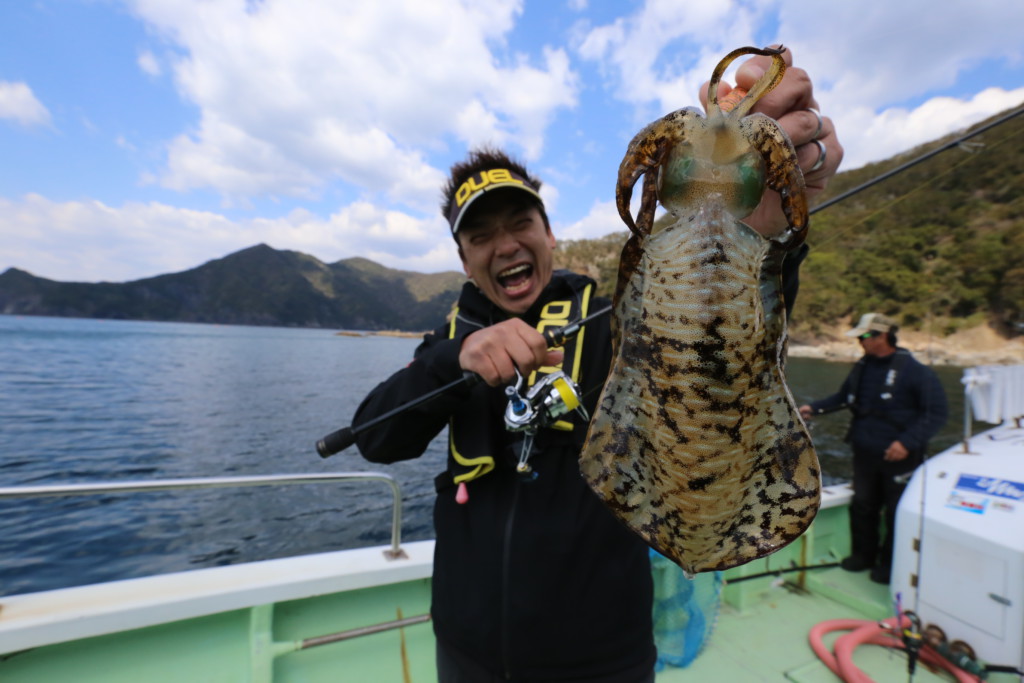 ボートエギング 春の大型アオリイカを攻略法を紹介 三重県 尾鷲 エヌテックマリン ニュース つりそく 釣場速報