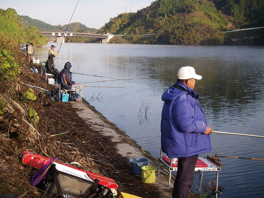 ワカサギってどう釣るの どこで釣れるの ワカサギ釣り入門マニュアル 関西 ニュース つりそく 釣場速報